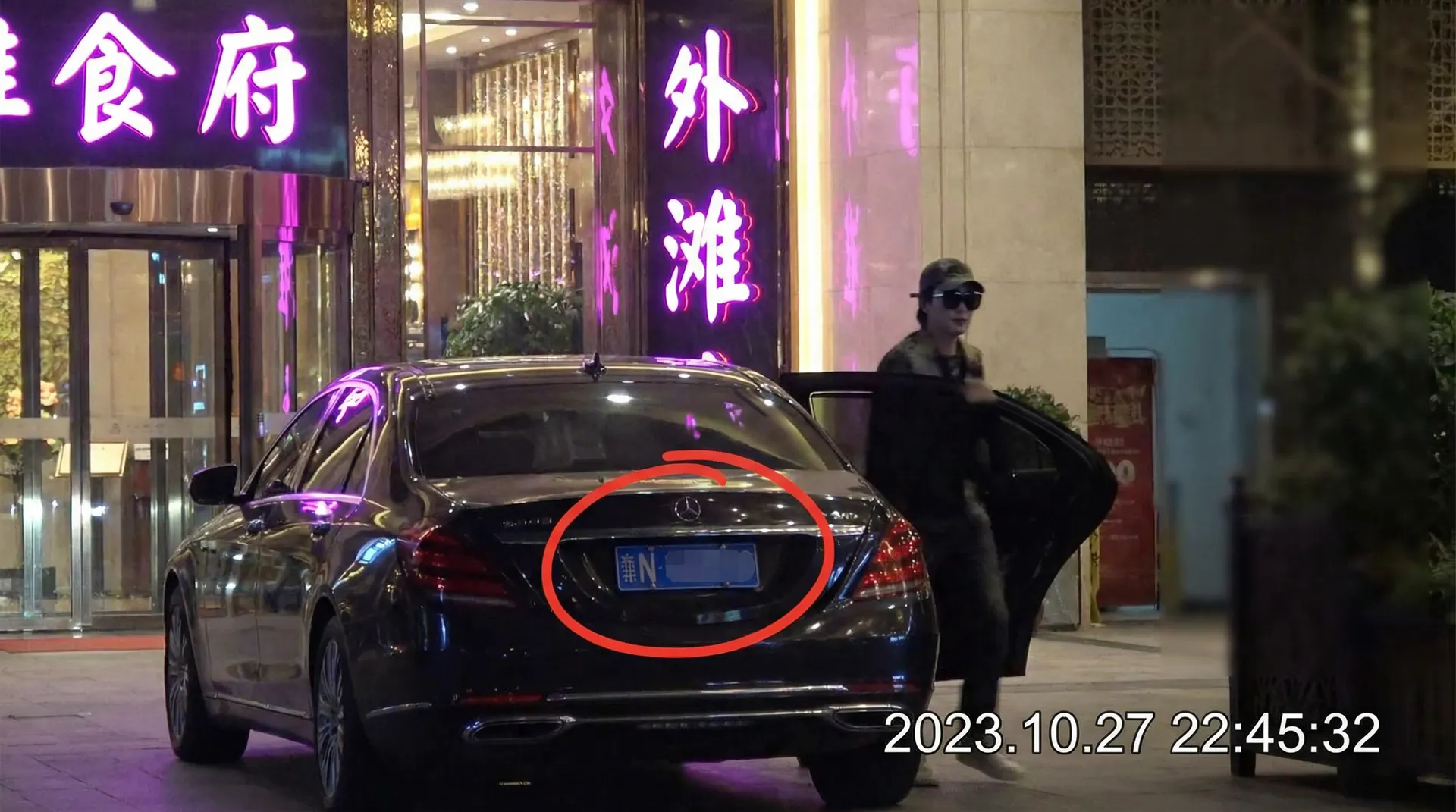 ob体育平台官网 - 豪车餐厅外被拍